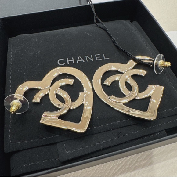 BNIB Chanel CoCo in Love Heart Metal Hoop Earrings Gold AB7894 B07713 NG966 - Picture 3 of 7